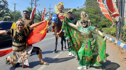 Meriahkan HUT ke-78 RI, Pangeran Berkuda Dikawal Prajurit Kerajaan Keliling Raya Driyorejo Gresik
