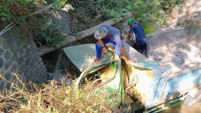 Rem Rusak, Dump Truk Masuk Jurang Sedalam Lima Meter