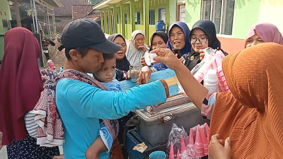 Kisah Seorang Ayah Penjual Es krim Sambil Gendong Anak Berkebutuhan Khusus dan Urus Istri Alami Gangguan Jiwa serta Ibu Tua di Tasikmalaya