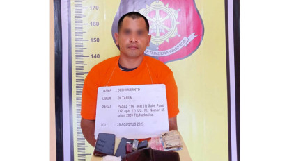 Panik, Seorang Pengendara Mobil Membuang Sabu ke Parit Usai Menabrak Sepeda Motor