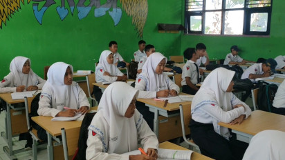 Viral! Gegara Tak Memakai Ciput Kerudung, Belasan Siswi SMPN 1 Lamongan Dibotaki Oknum Guru
