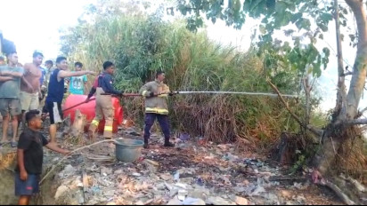Panik, Lahan Terbakar Dekat Permukiman, Warga dan Damkar Berjibaku Padamkan Api