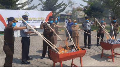 Puluhan Ribu Bungkus Jamu dan Obat Kuat Dimusnahkan Kejasaan Negeri Kota Mojokerto