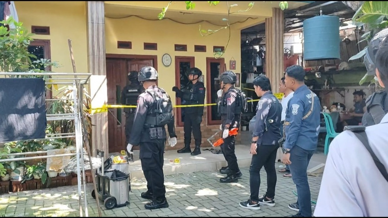 Dua Rumah Panitia Pilkades di Pasuruan Dilempar Bom Ikan
            - galeri foto