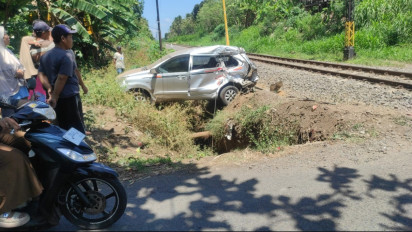 Disambar KA, Mobil Ringsek, Pasutri di Banyuwangi Luka-luka