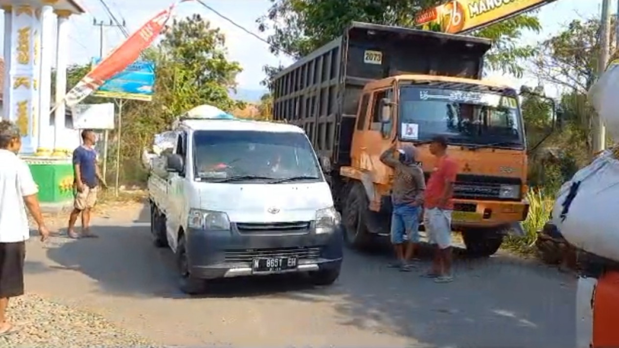Tronton Tambang Lintasi Jalan Desa di Probolinggo, Dihalau Anggota Dewan
            - galeri foto