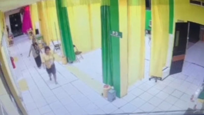 Tega! Terekam Kamera CCTV, Seorang Ibu Buang Bayi di Toilet RSUD Sampang