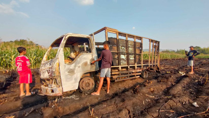 Diduga Korsleting Listrik, Truk Angkutan Tebu Ludes Terbakar dan Menghanguskan Lahan