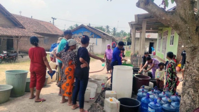 Alami Kekeringan, Dinas Pemadam Kebakaran Lampung Selatan Salurkan 4.500 Liter Air Bersih ke Warga