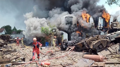 Diduga Terkena Percikan Api Saat Pengelasan, 9 Bangkai Gerbong Kereta Api Ludes Terbakar