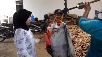 Demi Tebus Ijazah SMA, Gadis Belia di Lampung Tengah Jadi Pemulung Singkong