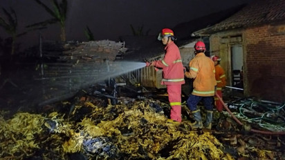 Bakar Kayu saat Angin Kencang, Kandang Sapi Milik Seorang Nenek di Nganjuk Hangus Terbakar