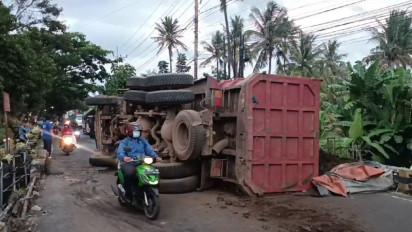 Truk Bermuatan Tanah Terguling, Jalur Menuju Pelabuhan Ketapang Banyuwangi Macet