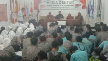 Ratusan Siswa SMPN 01 Sumbawa Besar Belajar Demokrasi ke Kantor KPU