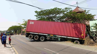 Truk Kontainer Masuk Parit di Jalur Pantura Pangenan Cirebon, Sopir Ngantuk