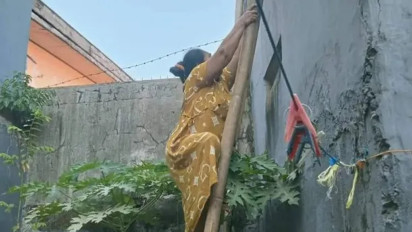 Viral, IRT di Makassar Manjat Tembok Untuk Keluar Rumah