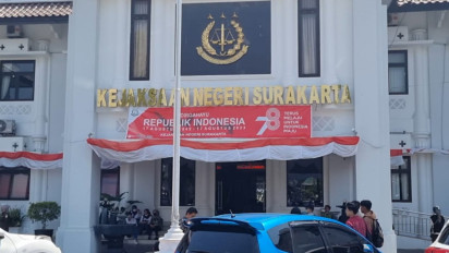 Selamat 7 Jam Lebih Rektor UNS Diperiksa di Kantor Kejari Solo