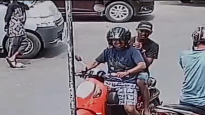 Aksi Dua Pelaku Pencurian Uang Dalam Mobil di Baubau Terekam CCTV, Bawa Kabur Uang Rp 20 Juta