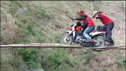 Bertaruh Nyawa Di Jembatan Penghubung Pinrang-Toraja Yang Nyaris Putus