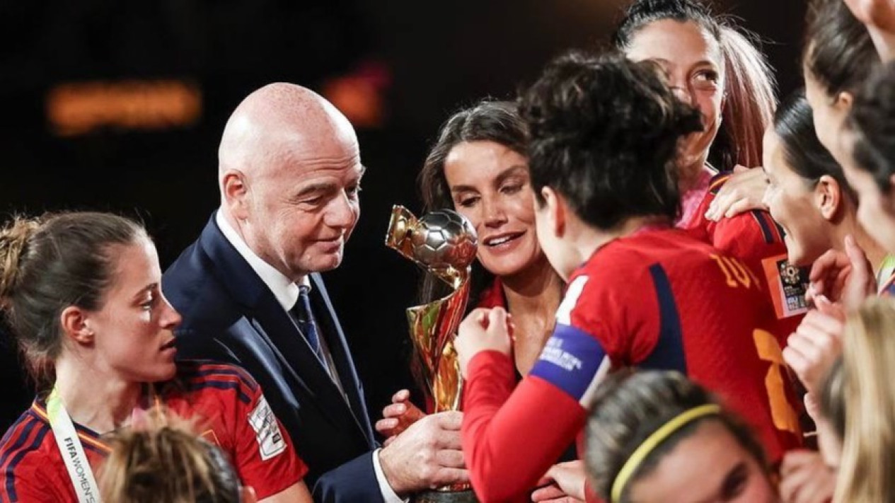 Presiden FIFA Sayangkan Insiden Ketum PSSI Spanyol yang Cium Jenni Hermoso
            - galeri foto