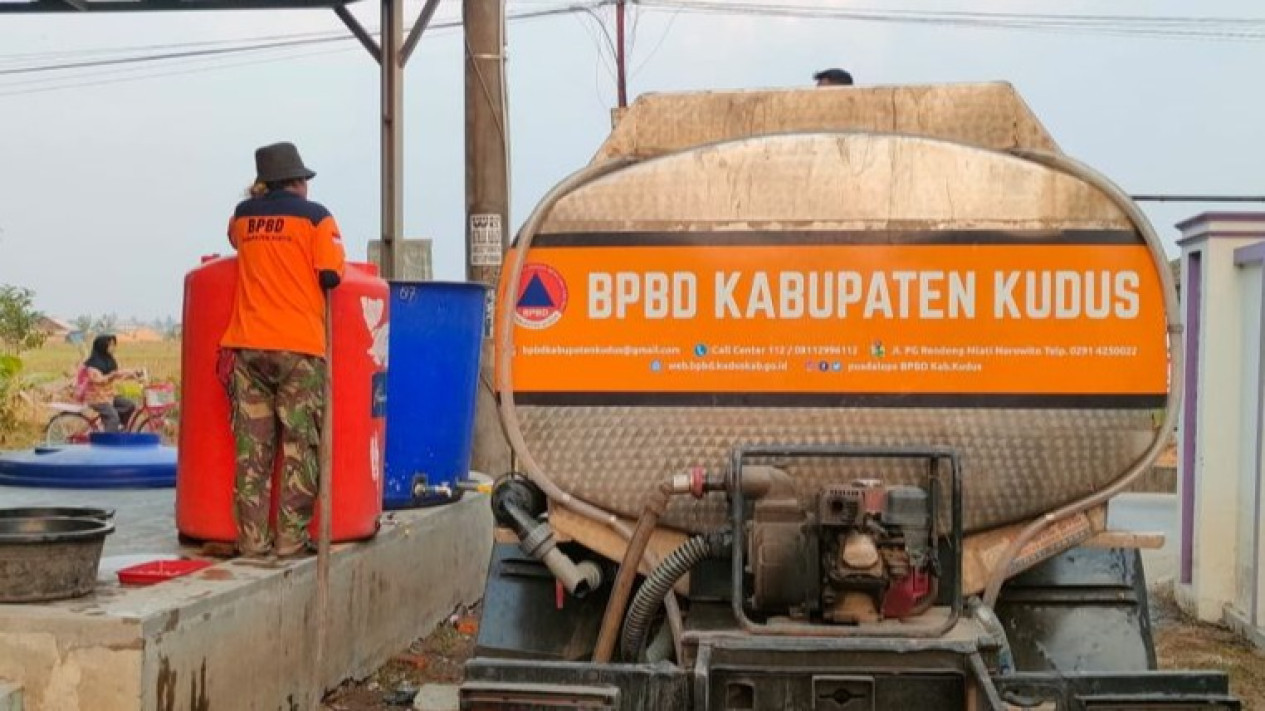 Musim Kemarau, BPBD Kudus Droping Air Bersih untuk Desa Terdampak Kekeringan
            - galeri foto
