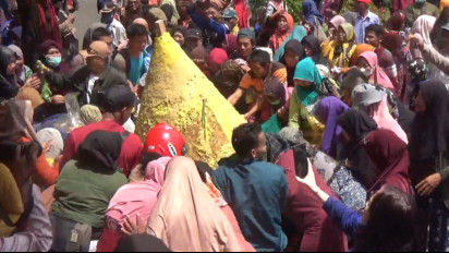 Ratusan Warga Berebut Berkah Tumpeng Raksasa di Hari Jadi Kabupaten Trenggalek ke 829