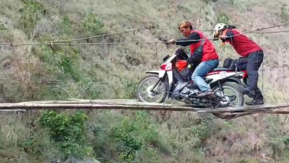 Bertaruh Nyawa di Jembatan Penghubung Kabupaten Pinrang- Kabupaten Toraja yang  Nyaris Putus