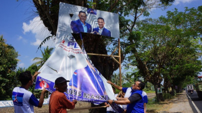 DPC Demokrat Lumajang Turunkan Ratusan Gambar Anies AHY