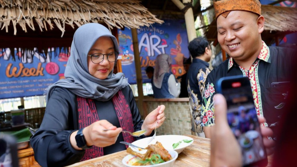 Lezatnya Kuliner Ayam Pedas Banyuwangi, Disajikan dalam Art Week, Bumbunya Racikan Turun Temurun
            - galeri foto