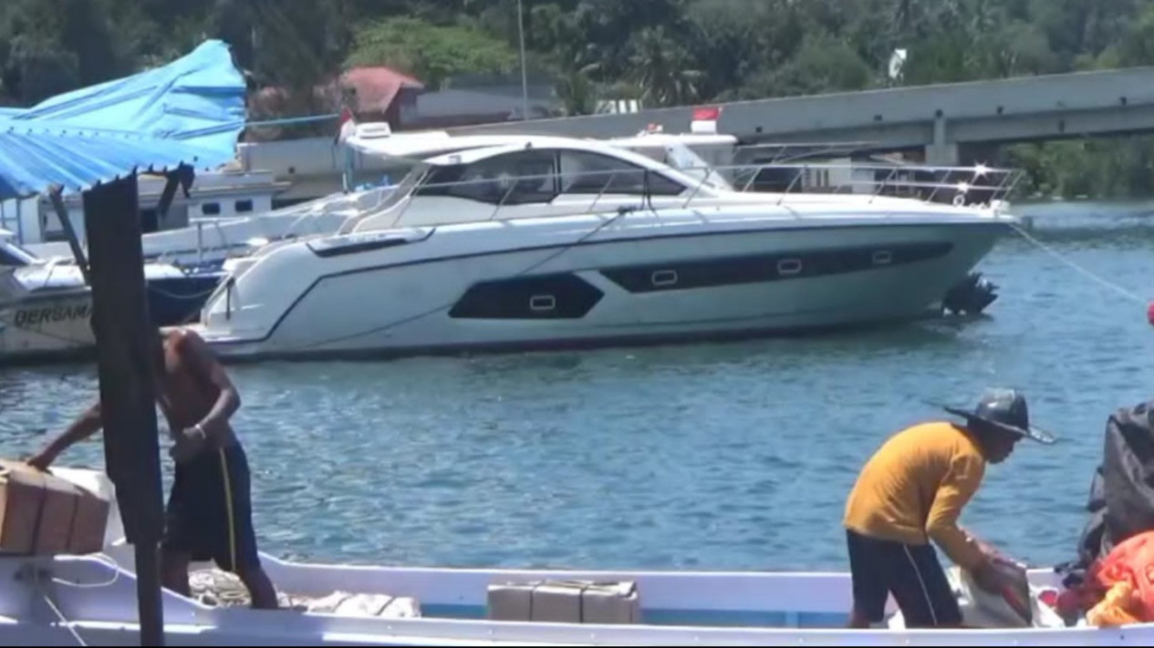 Kapal Pesiar Gubernur Sulawesi Tenggara Disita Bea Cukai
            - galeri foto