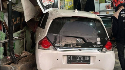 Sebuah Mobil di Kendari Tabrak Kios Warga di Tepi Jalan