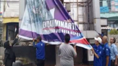 Anggota Demokrat Kota Depok Mencopot Baliho Kampanye Bergambar Anies Baswedan dan Mengguntingnya Beramai-ramai