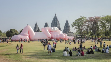 Seni KAWS 'Rebahan' di Candi Prambanan Dongkrak Kunjungan Wisatawan