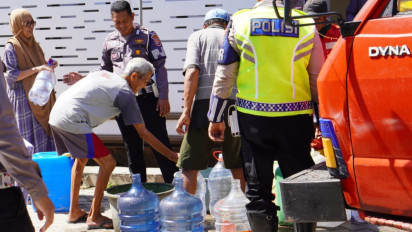 Kekeringan Berkepanjangan, Ditlantas Polda Sulsel Bagikan Air Bersih ke Masyarakat