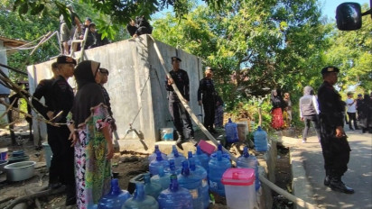 10 Hari Kehilangan Pasokan Air, Korps Brimob Polri Bagikan Air Bersih Untuk Warga Parepare