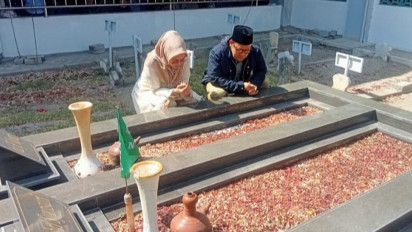 Cak Imin Ziarah ke Makam Mbah Bisri Jelang Deklarasi Capres-Cawapres 2024