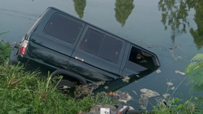 Hilang Kendali Usai Nyalip Gerobak Sampah, Sebuah Mobil Nyebur ke Sungai Citarum 
