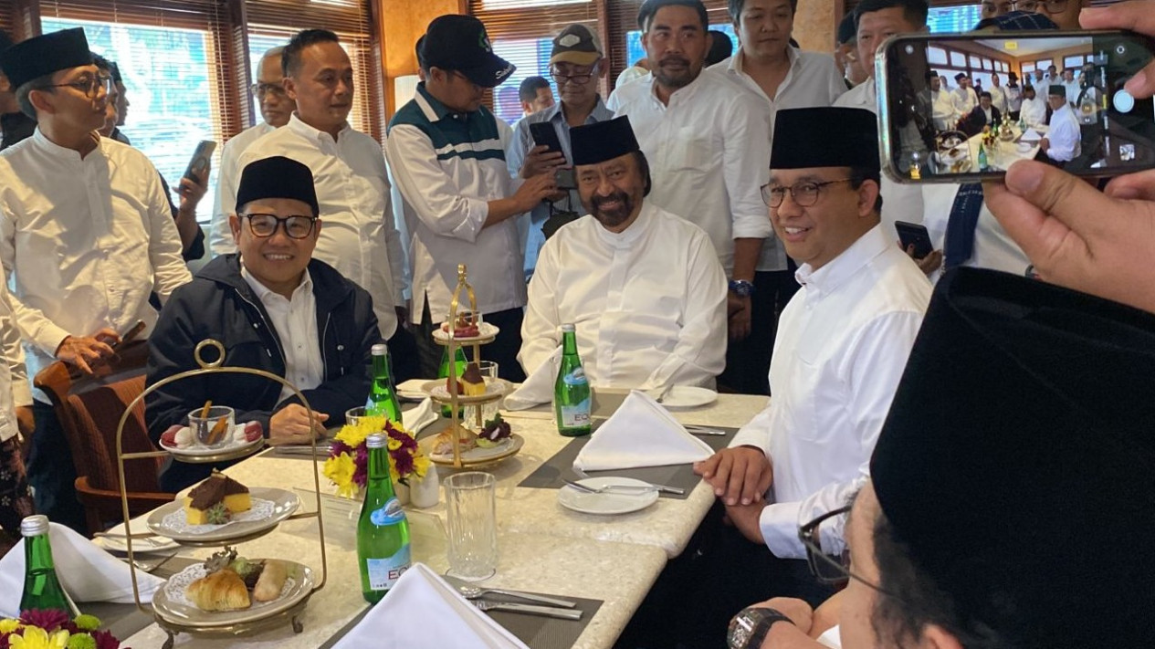 Anies Baswedan dan Cak Imin Tiba di Hotel Majapahit Surabaya
            - galeri foto