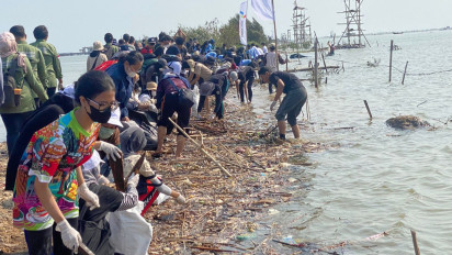 Pemkot Semarang Bersih-Bersih Sampah di Pesisir Pantai Tambakrejo, Ribuan Orang Berpartisipasi