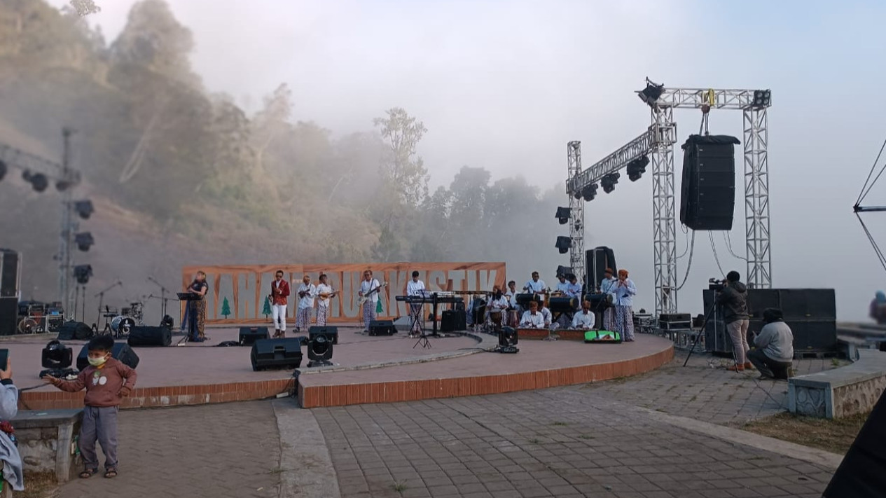 Aman dari Kebakaran Hutan dan Lahan, Dinas Pariwisata Lumajang Gelar Mahameru Akustik
            - galeri foto