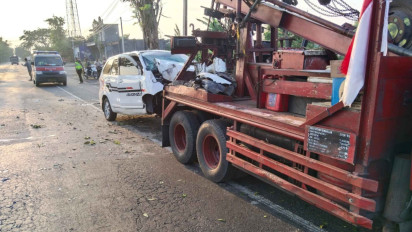 Mini Bus Seruduk Truk di Nganjuk hingga Terguling, Satu Orang Alami Luka