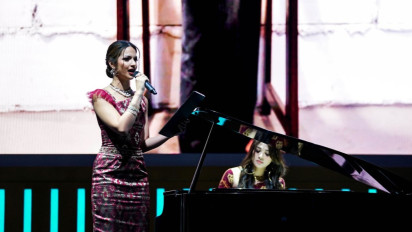 Ramadhania Bakrie dan Adinda Bakrie Bawakan Puisi Karya Joko Pinurbo di Penghargaan Achmad Bakrie XIX