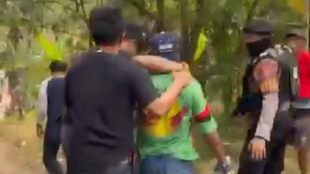 Tragedi Carok di Jember Sebabkan 1 Orang Tewas dan 3 Orang Terluka, Polisi Berhasil Amankan Pelaku
            - galeri foto