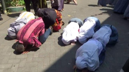Gembok Gerbang SMK Prapanca 2 Dibuka Kapolrestabes Surabaya, Siswa dan Guru Sujud Syukur