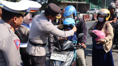 Gelar Operasi Zebra Candi 2023, Polres Semarang Bagi Helm Gratis ke Pengendara