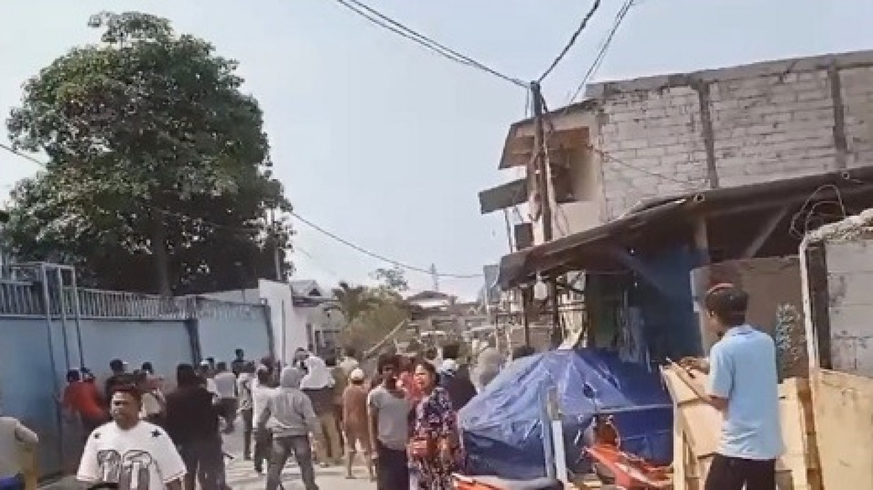 Dua Kelompok Massa Bentrok di Kapuk Muara Penjaringan
            - galeri foto