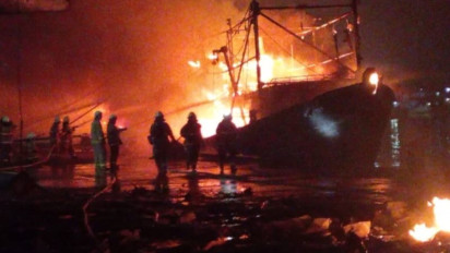 Petugas Berhasil Padamkan Kobaran Api Sembilan Kapal di Muara Baru