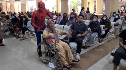 Ada Spiderman Mondar Mandir di RS Mardi Rahayu Kudus, Bantu dan Hibur Pasien
