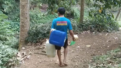Dampak Kekeringan, Warga di Cilacap Rela Jalan Kaki 4 Kilometer untuk Dapatkan Air Bersih