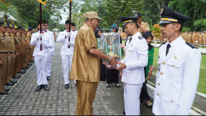Plt Bupati Langkat Serahkan Penghargaan Tunggul Terbaik Kecamatan dan Kelurahan 2023